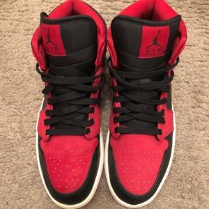 Air Jordan 1 Mid “Bred”